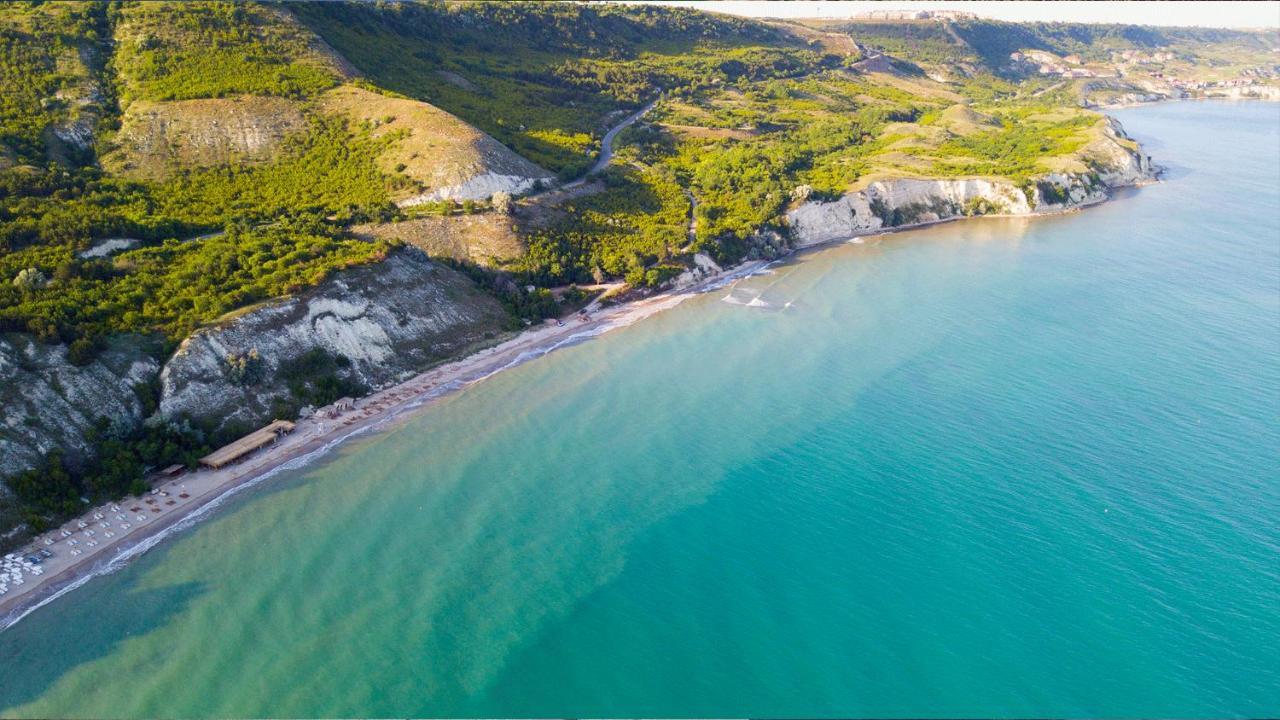 灯塔高尔夫和spa酒店 巴尔奇克 外观 照片 Aerial view of the bay