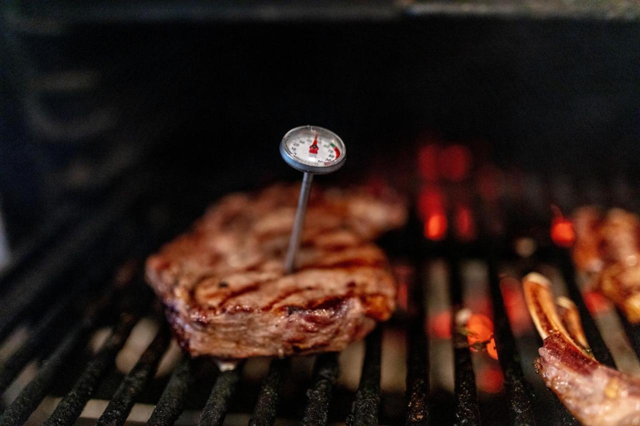 灯塔高尔夫和spa酒店 巴尔奇克 外观 照片 A meat thermometer in a steak