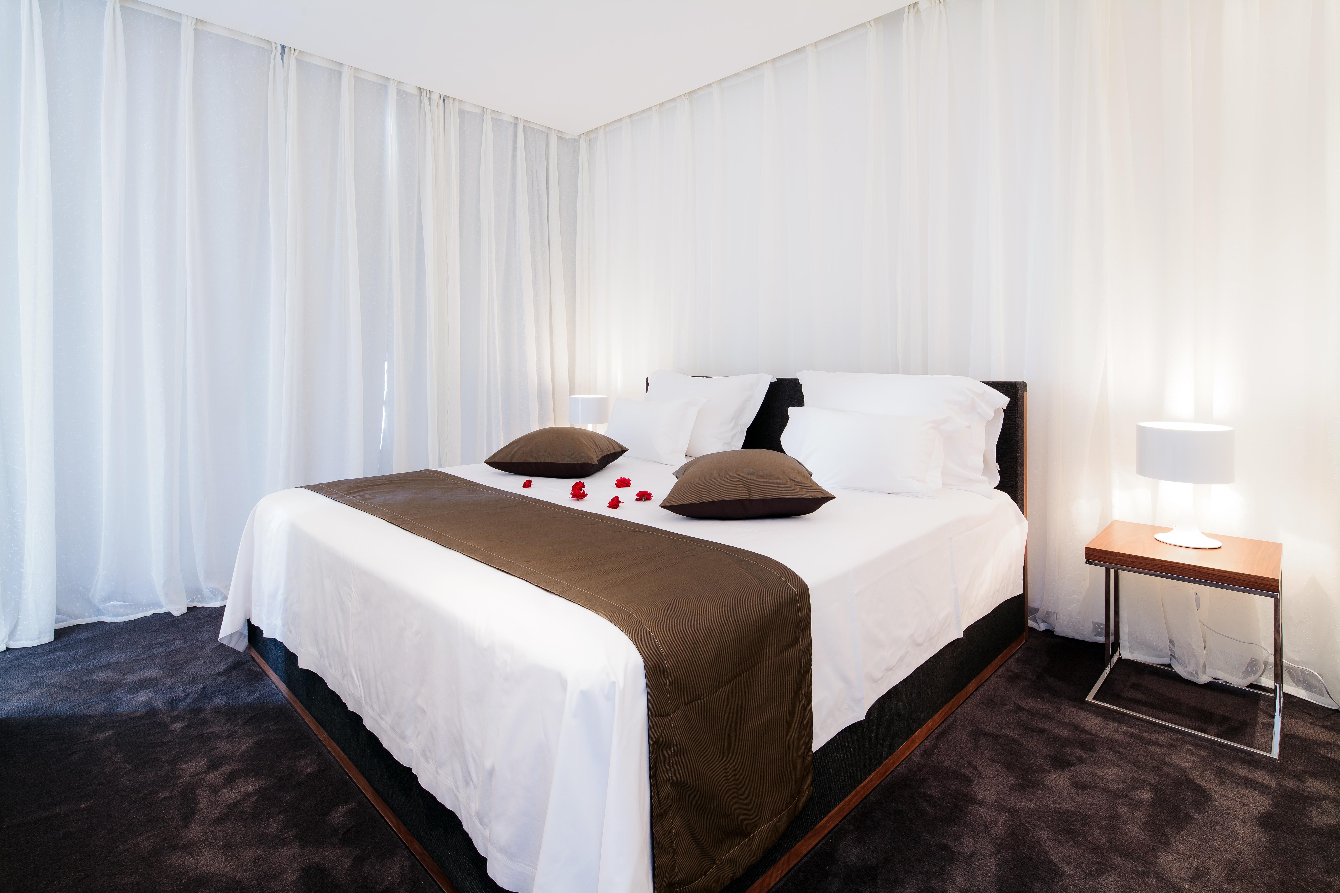 灯塔高尔夫和spa酒店 巴尔奇克 外观 照片 A bed with a bed runner