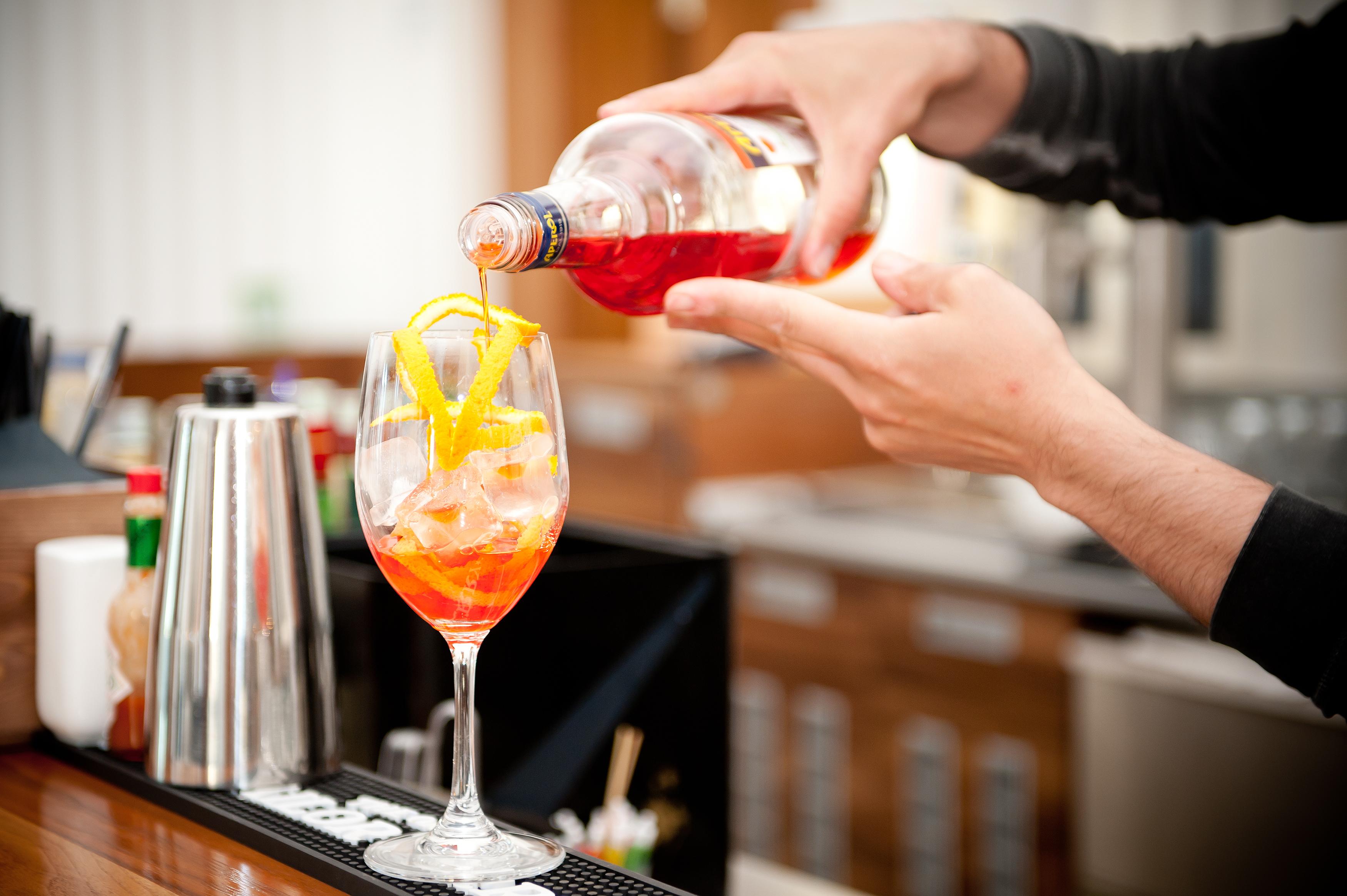 灯塔高尔夫和spa酒店 巴尔奇克 外观 照片 A bartender preparing a cocktail