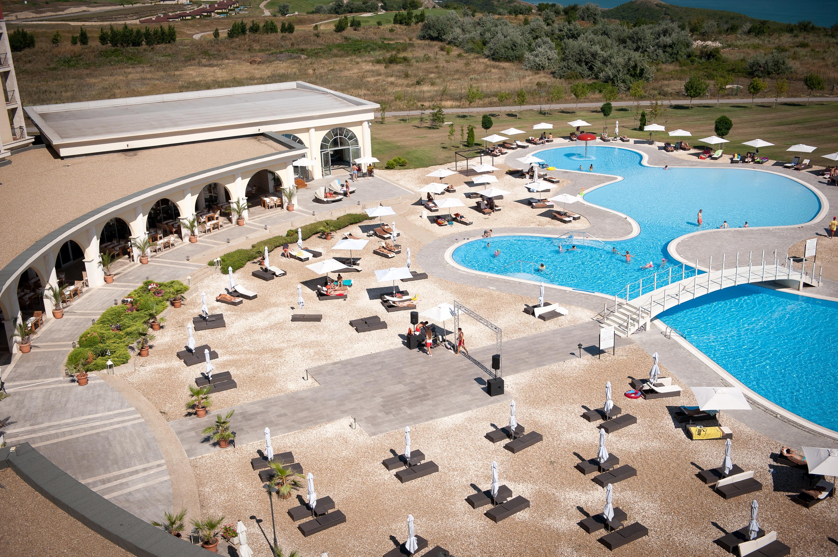 灯塔高尔夫和spa酒店 巴尔奇克 外观 照片 The swimming pool at the hotel