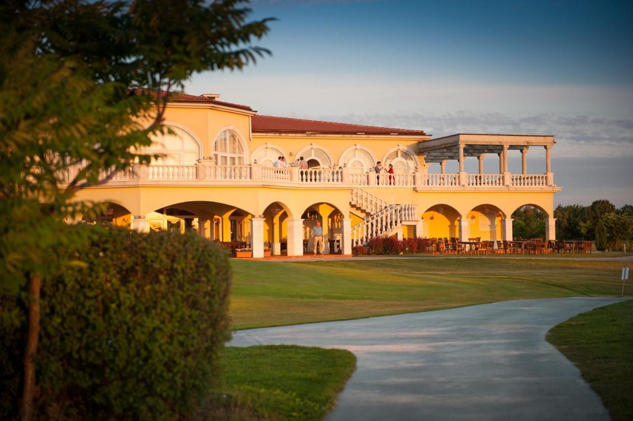灯塔高尔夫和spa酒店 巴尔奇克 外观 照片 The clubhouse at the Royal Palm Golf and Country Club
