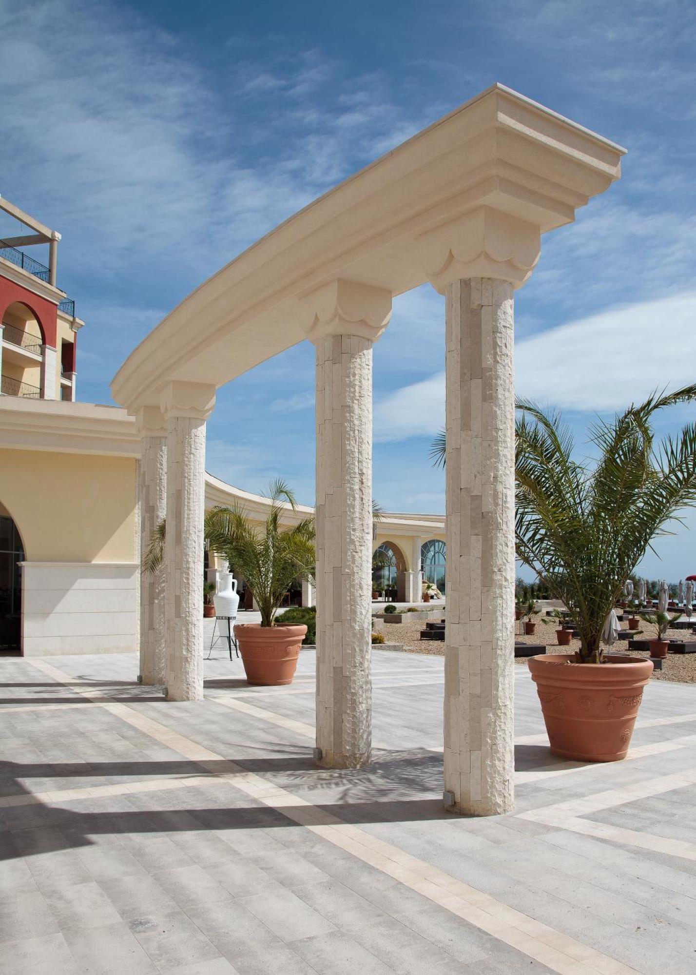 灯塔高尔夫和spa酒店 巴尔奇克 外观 照片 Columns made of limestone