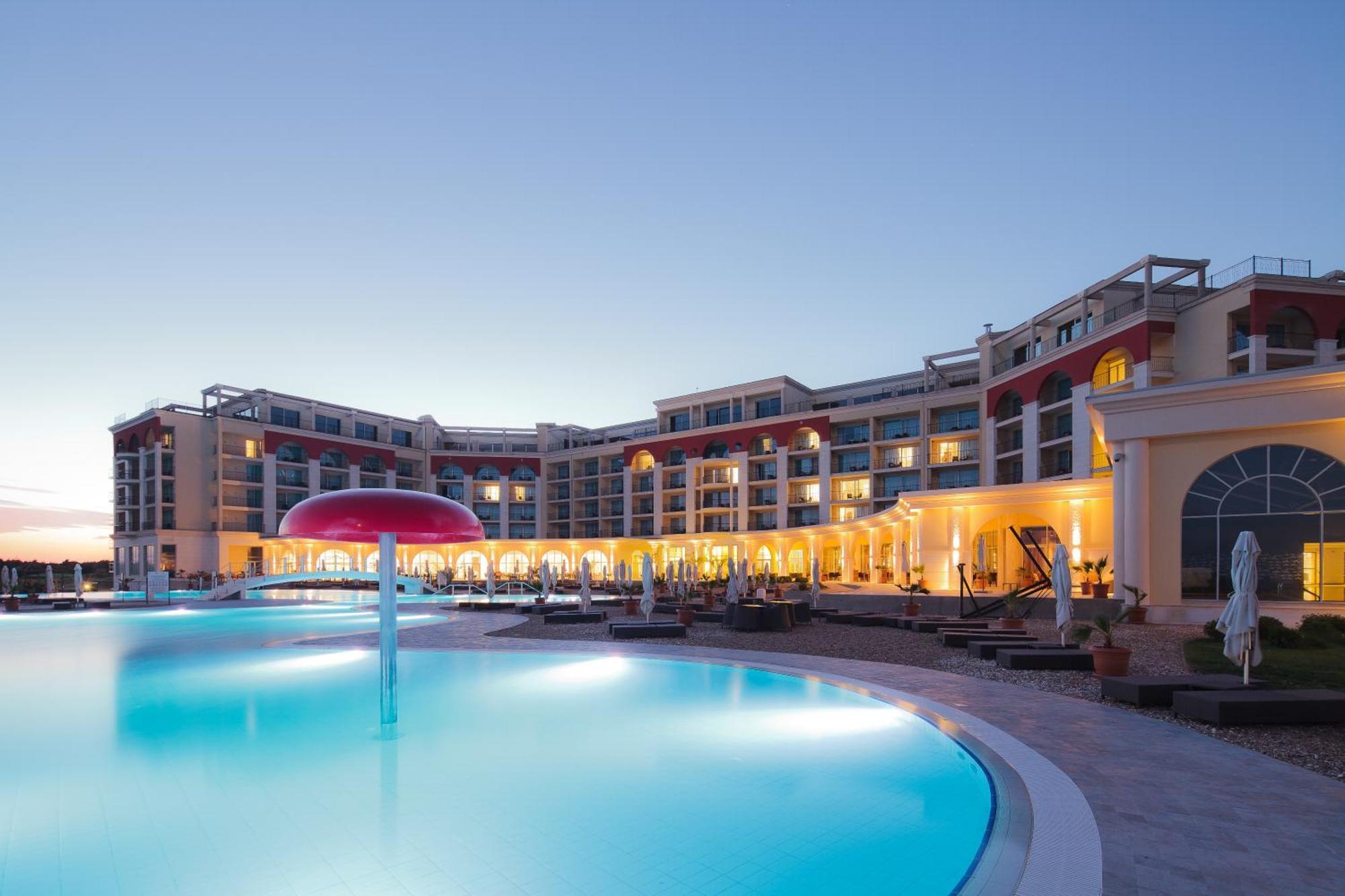 灯塔高尔夫和spa酒店 巴尔奇克 外观 照片 The hotel at sunset