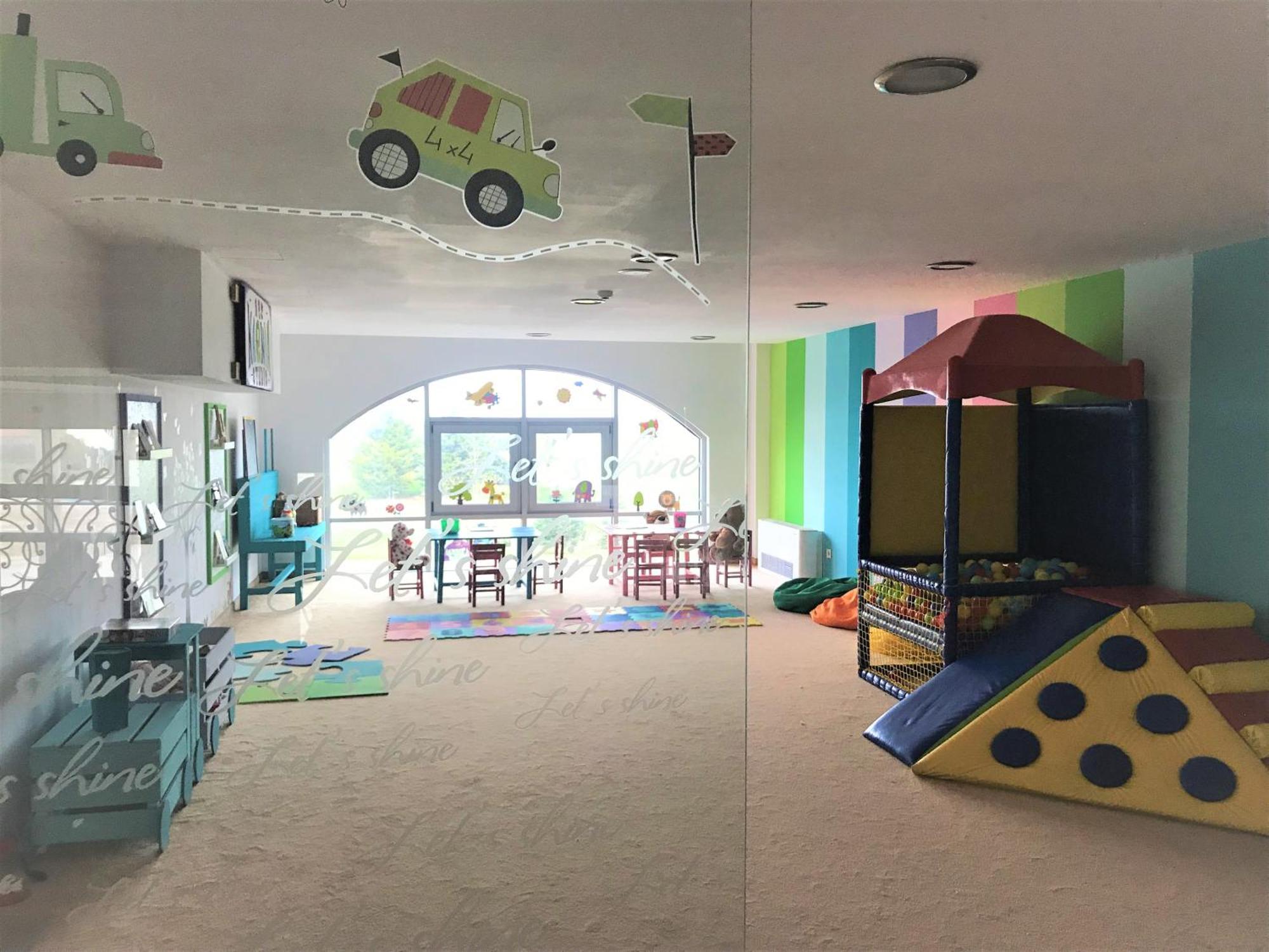 灯塔高尔夫和spa酒店 巴尔奇克 外观 照片 The interior of a typical nursery