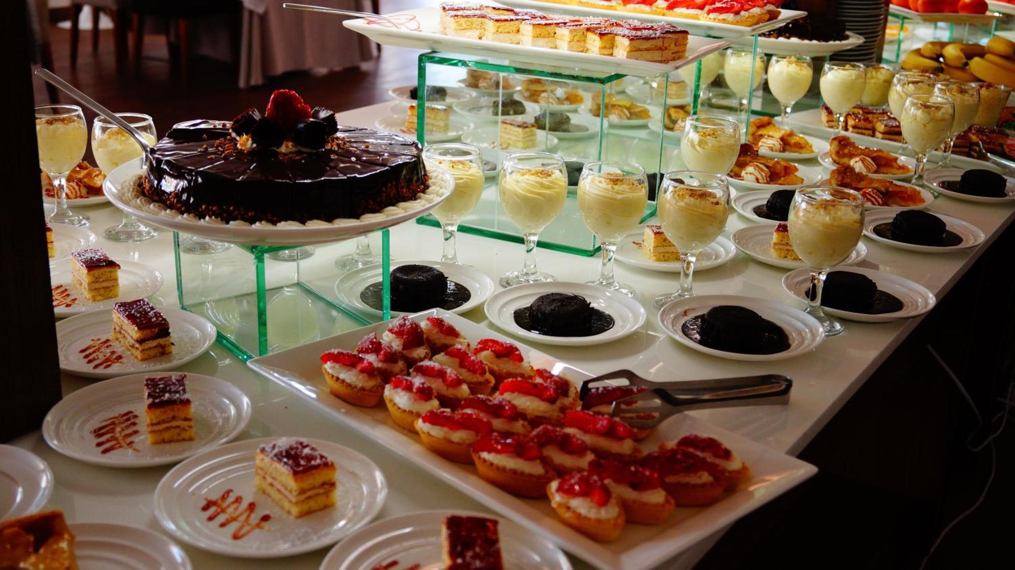 灯塔高尔夫和spa酒店 巴尔奇克 外观 照片 A dessert buffet