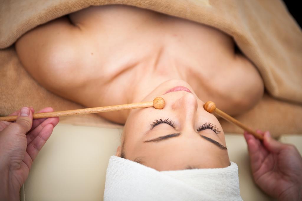 灯塔高尔夫和spa酒店 巴尔奇克 外观 照片 Facial massage with bamboo sticks