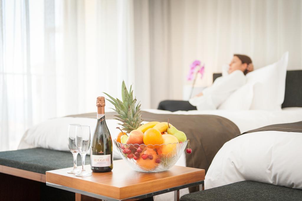灯塔高尔夫和spa酒店 巴尔奇克 外观 照片 A fruit bowl in a hotel room