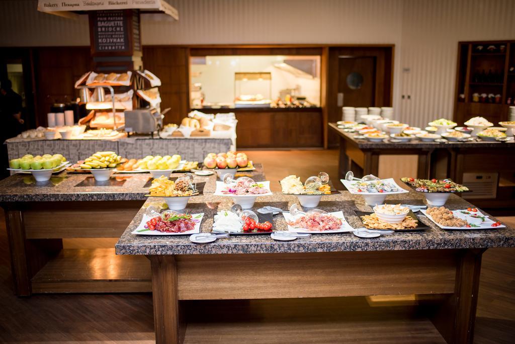 灯塔高尔夫和spa酒店 巴尔奇克 外观 照片 A buffet at a hotel