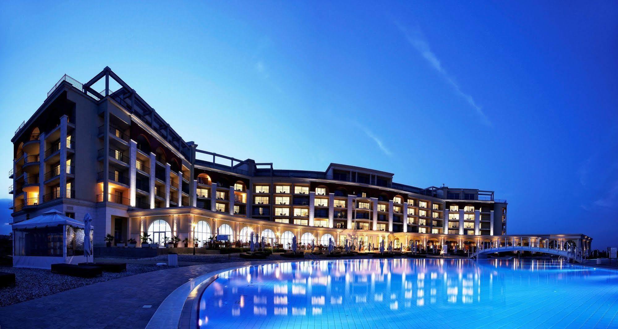 灯塔高尔夫和spa酒店 巴尔奇克 外观 照片 The hotel at night